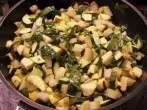 Gemüsepfanne mit Kohlrabi, Zucchini und Apfel