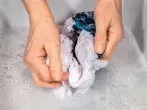 Bügelfreie T-Shirts oder Hemden von Hand waschen