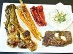 Geschmorte scharfe Frühlingszwiebeln (Cebollitas) zum Steak