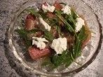 Rhabarber-Rucola-Salat mit Frischkäse