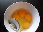 Hahnentritt sparsam aus rohen Eiern <strong>entfernen</strong>