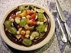 Zucchini-Paprika-Käse-Salat