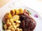 <strong>Geschmorte</strong> Entenkeule mit Gnocchi und Buttermaisr&auml;dchen