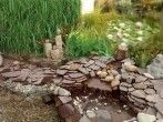 Aus wetterfester Balkonverkleidung wird eine Teichumrandung