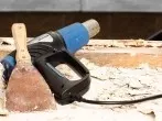 Mehrere Schichten Lack von Holz entfernen