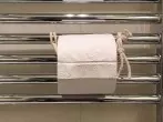 Toilettenpapier-Halter im kleinen Bad