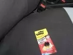 Sekundenkleber mit Heißluftpistole von Autositzen entfernen