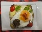 Überbackener Leberkäsetoast mit Champignons und Spiegelei
