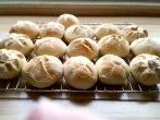 Helle Knusperbrötchen mit Brötchenstempel (Übernachtgare)