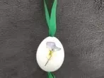 Ostereier dekorativ am Band aufhängen: Dieses Ei hat einen Knoten erhalten.