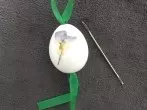 Schwierig ist es, mit der Nadelspitze das entgegengesetzte Loch im Ei zu „ertasten“,das Band also genau bis vor das entgegengesetzte Loch des Eies zu schieben. Hier ist Geduld gefragt!