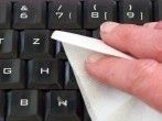 PC <strong>Tastatur</strong> mit feuchten Allzwecktüchern reinigen