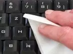 PC Tastatur mit feuchten Allzwecktüchern reinigen
