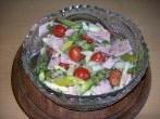 Salat von grünem und weißem Spargel
