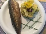 Geräucherte Makrele mit Kartoffelsalat in Honig-Vinaigrette
