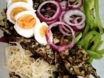 Paprika-Radicchio-Salat mit Putenstreifen, Sellerie und Ei