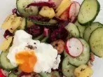 Kartoffelsalat mit Garnelen, Gurken, Rotkraut, Radieschen und Spiegelei