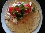 Pinienkernpfannkuchen gefüllt mit Schafskäse, Tomaten und Grillpaprika