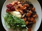 Überbackener Zander, serviert mit gedünstetem Gemüse