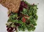 Feldsalat mit Putensalami, Artischocken, Grillpaprika und Rotkraut