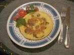 Kleine gefüllte Pfannkuchen mit Champignons