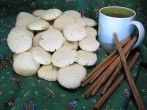 Wei&szlig;e Schmalzw&ouml;lkchen und Ingwer-Zimt-Tee