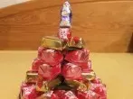 Süßer Mini-Weihnachtsbaum aus Pralinen