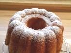 <strong>Quark</strong>-Gugelhupf aus Hefeteig