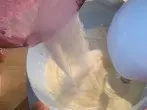 Die Zucker-Puddingpulver-Mischung mit dem Handrührgerät (Küchenmaschine) in die Quark-Masse einrühren.