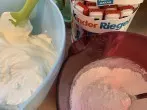 Zucker und Puddingpulver miteinander vermischen, ebenso den Quark und Crème fraîche in einer Schüssel verrühren.