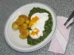 Cremiger Spinat mit verlorenen Eiern und sautierten Minikartoffeln