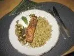 Gebratenes Lachsfilet mit Zucchinigemüse und Eierspätzle