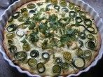 Zucchini-Tarte mit Käse und Kräutern