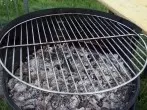 Grillrost reinigen mit Salatöl oder Zeitungspapier
