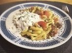 Würzige Hack-Zucchini-Pfanne mit Spätzle und Kräuterschmand