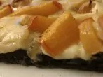 Halloween-Pizza mit Kürbis und Zwiebeln