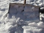 Schneeräumen: Schnee klebt an Schneeschaufel? Wachsen hilft