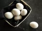 Eier ausblasen und Stempel entfernen
