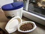 Futternapf für Katzen aus Recycling-Schalen