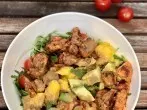 Sommerliche Salat Bowl mit Erdnuss-Dressing