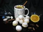 Frischkäse-Schneebällchen und Granatapfel-Punsch