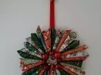 Weihnachtskranz aus Papierrollen und Tannenbaumkugeln