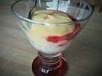 Hafer-Reis-Dessert mit Vanilletopping und Fruchtsirup