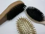 Saubere Haarbürsten mit Shampoo