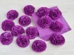 Oster-Deko basteln - bunte Papierblumen aus Servietten