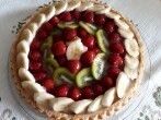 Obstkuchen mit <strong>Erdbeeren</strong>, Bananen und Kiwis
