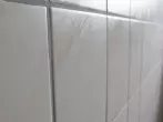 Badewanne und Fliesen glänzend mit Abperleffekt