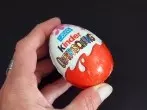 Ü-Eier Figuren leicht zu finden - mit einem Magnet
