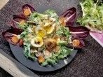 Frittiertes Ei auf frischem Salat
