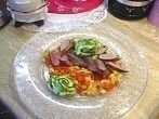Schweinelende an frischem Salat und Gem&uuml;se
